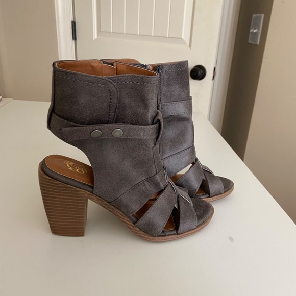 Brenna Strappy Heeled Sandal - Picture 4 of 7